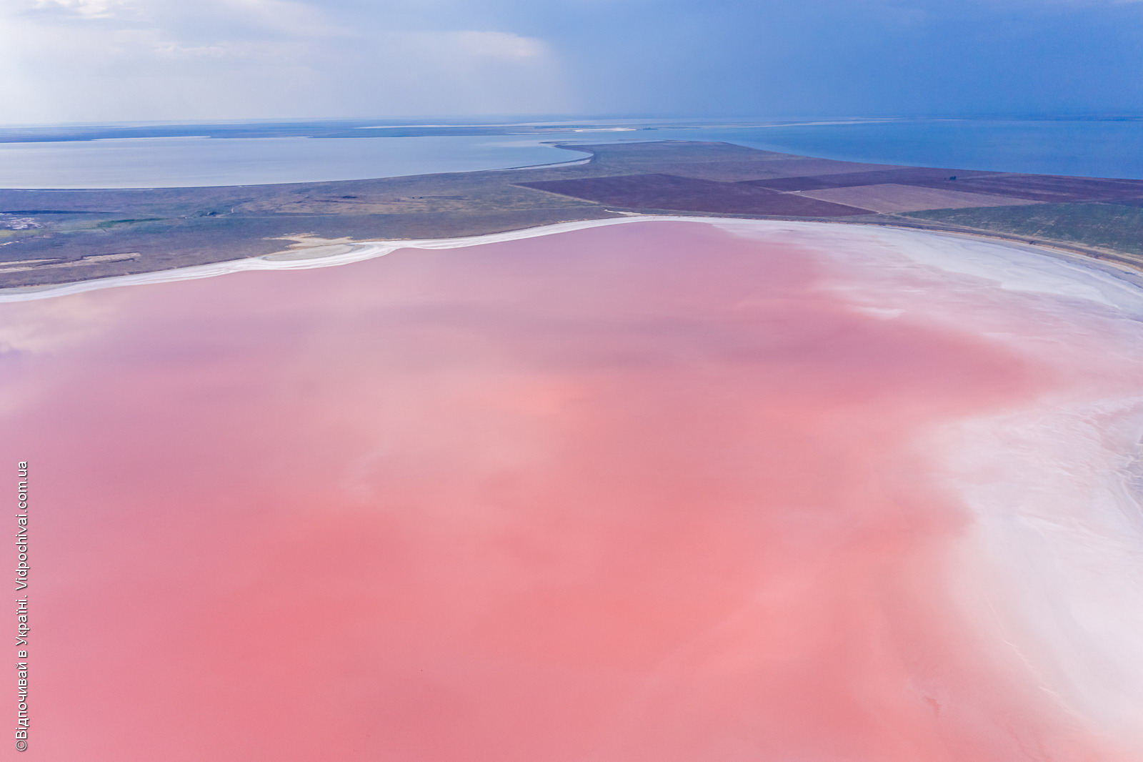 Геническое розовое озеро